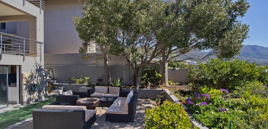 5 Bedroom House for Sale in Stonehurst Mountain Estate
