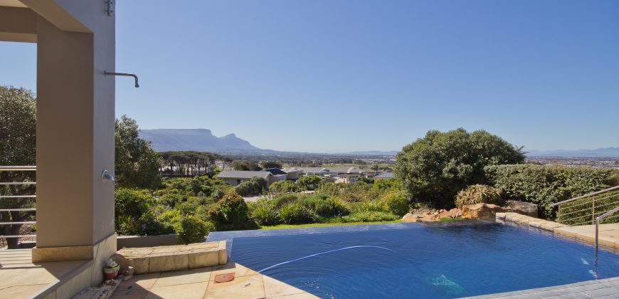 5 Bedroom House for Sale in Stonehurst Mountain Estate