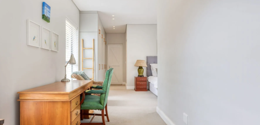 Contemporary 4 Bedroom Home with Mountain Views and 1 bedroom Flatlet