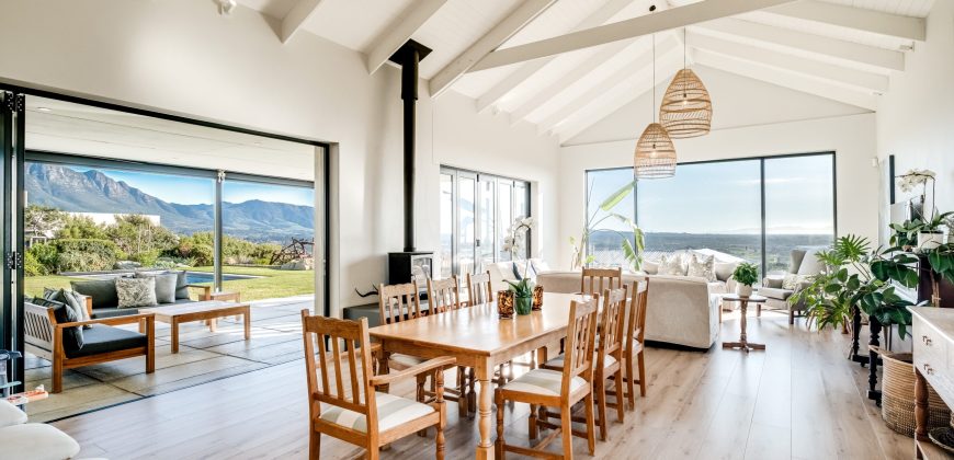 Contemporary 4 Bedroom Home with Mountain Views and 1 bedroom Flatlet