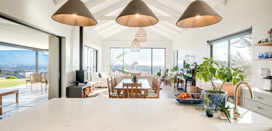 Contemporary 4 Bedroom Home with Mountain Views and 1 bedroom Flatlet