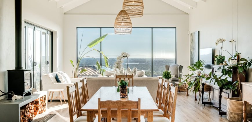 Contemporary 4 Bedroom Home with Mountain Views and 1 bedroom Flatlet