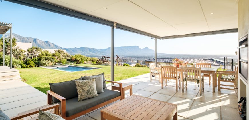 Contemporary 4 Bedroom Home with Mountain Views and 1 bedroom Flatlet