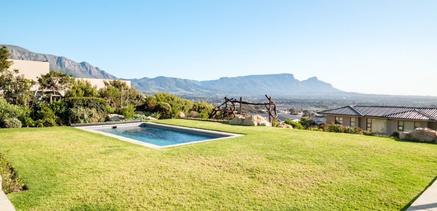 Contemporary 4 Bedroom Home with Mountain Views and 1 bedroom Flatlet