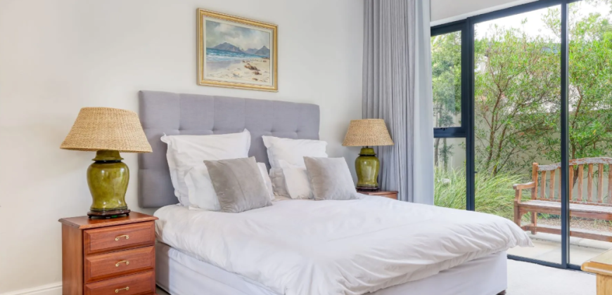 Contemporary 4 Bedroom Home with Mountain Views and 1 bedroom Flatlet