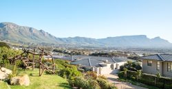 Contemporary 4 Bedroom Home with Mountain Views and 1 bedroom Flatlet