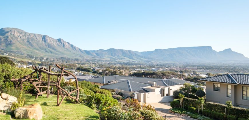 Contemporary 4 Bedroom Home with Mountain Views and 1 bedroom Flatlet