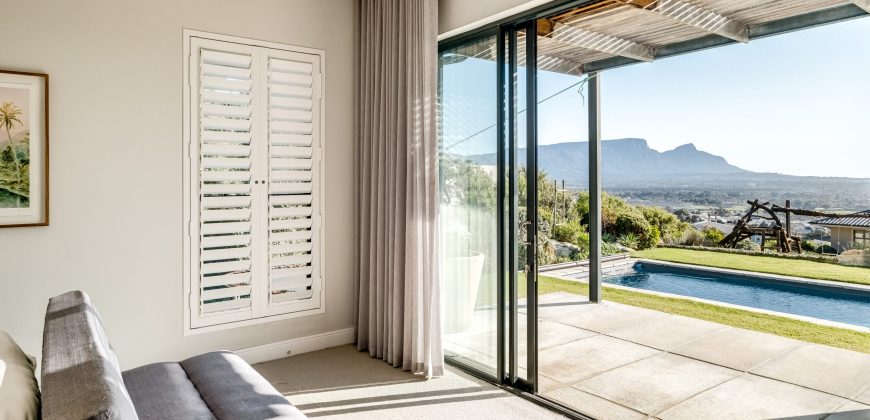 Contemporary 4 Bedroom Home with Mountain Views and 1 bedroom Flatlet