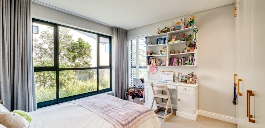 Contemporary 4 Bedroom Home with Mountain Views and 1 bedroom Flatlet