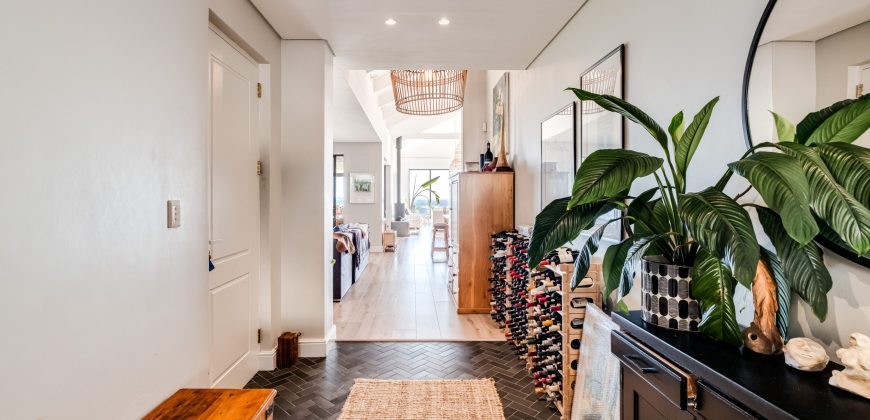 Contemporary 4 Bedroom Home with Mountain Views and 1 bedroom Flatlet