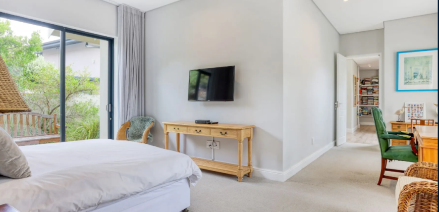 Contemporary 4 Bedroom Home with Mountain Views and 1 bedroom Flatlet