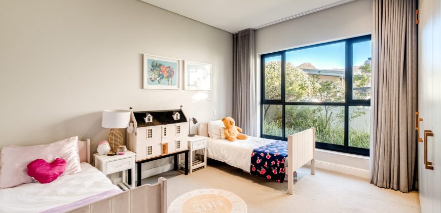Contemporary 4 Bedroom Home with Mountain Views and 1 bedroom Flatlet