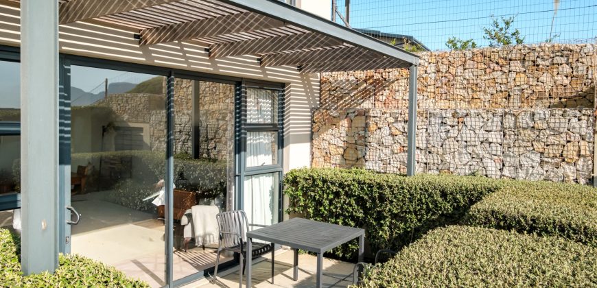 Contemporary 4 Bedroom Home with Mountain Views and 1 bedroom Flatlet