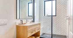 Contemporary 4 Bedroom Home with Mountain Views and 1 bedroom Flatlet