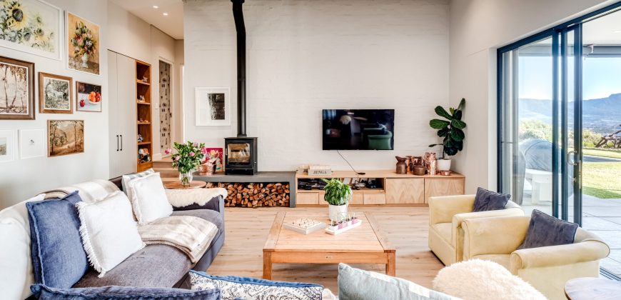 Contemporary 4 Bedroom Home with Mountain Views and 1 bedroom Flatlet