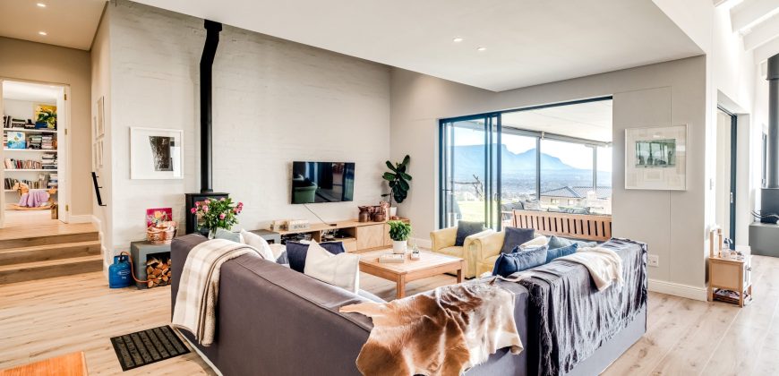 Contemporary 4 Bedroom Home with Mountain Views and 1 bedroom Flatlet