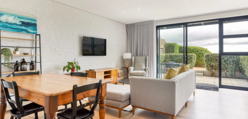 Contemporary 4 Bedroom Home with Mountain Views and 1 bedroom Flatlet