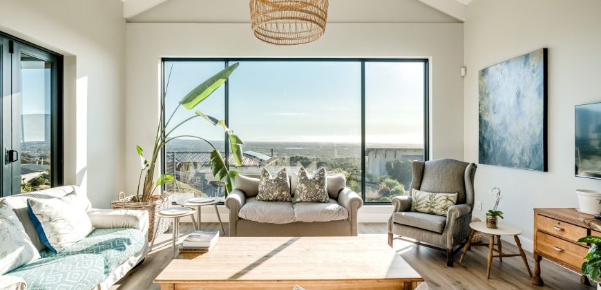 Contemporary 4 Bedroom Home with Mountain Views and 1 bedroom Flatlet