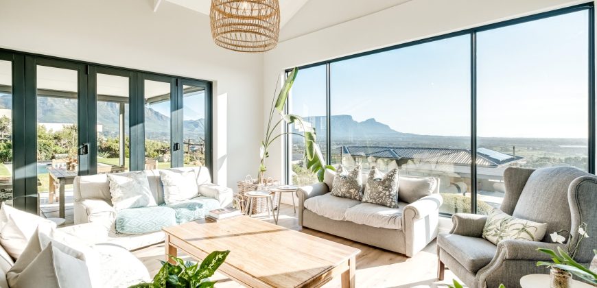 Contemporary 4 Bedroom Home with Mountain Views and 1 bedroom Flatlet