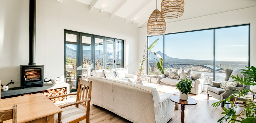 Contemporary 4 Bedroom Home with Mountain Views and 1 bedroom Flatlet