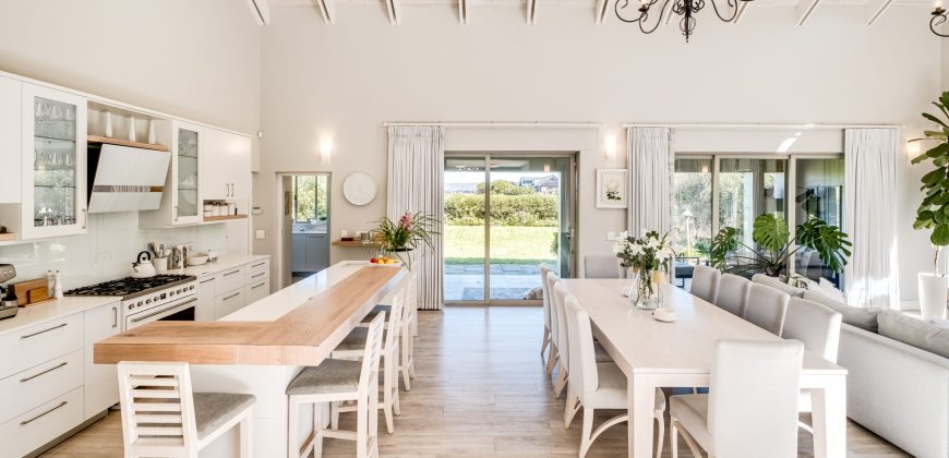 LUXURIOUS WATERFRONT LIVING IN LAKE MICHELLE – Exclusive Sole Mandate