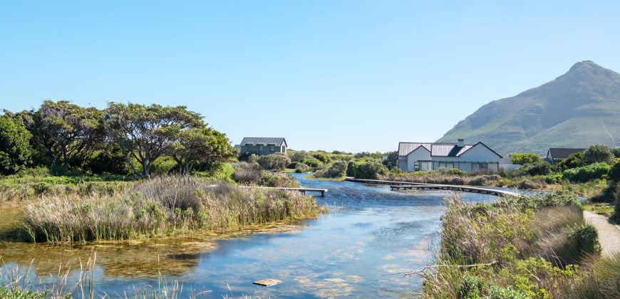 LUXURIOUS WATERFRONT LIVING IN LAKE MICHELLE – Exclusive Sole Mandate