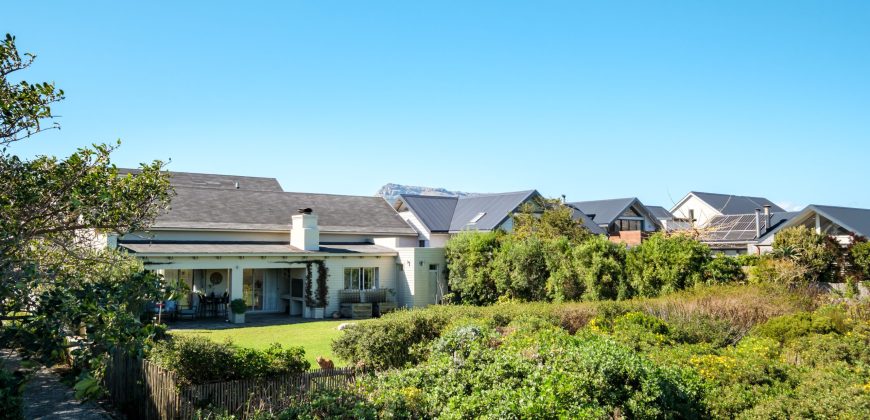 LUXURIOUS WATERFRONT LIVING IN LAKE MICHELLE – Exclusive Sole Mandate