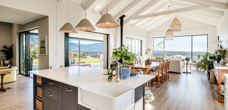 Contemporary 4 Bedroom Home with Mountain Views and 1 bedroom Flatlet