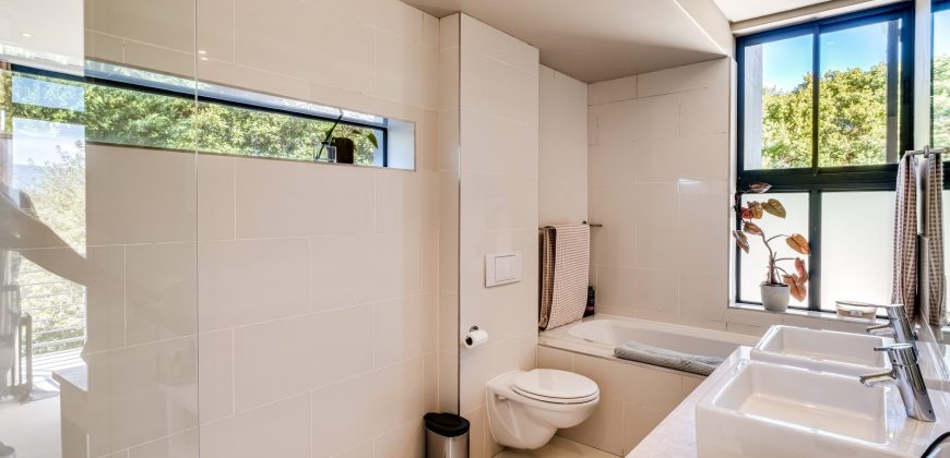 NORTH-FACING FOUR-BEDROOM TOWNHOUSE WITH TABLE MOUNTAIN VIEWS