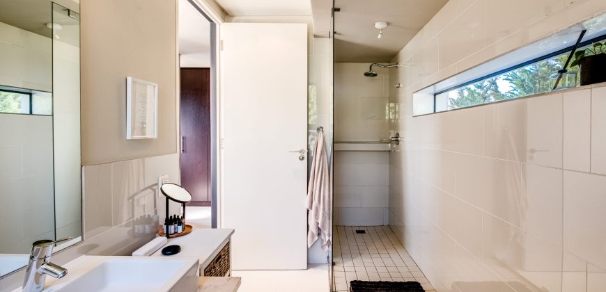 NORTH-FACING FOUR-BEDROOM TOWNHOUSE WITH TABLE MOUNTAIN VIEWS