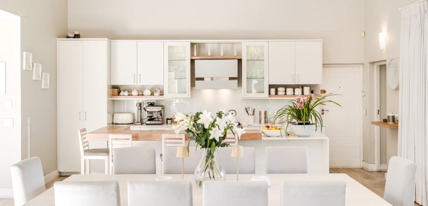 LUXURIOUS WATERFRONT LIVING IN LAKE MICHELLE – Exclusive Sole Mandate