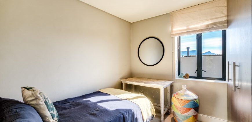 NORTH-FACING FOUR-BEDROOM TOWNHOUSE WITH TABLE MOUNTAIN VIEWS