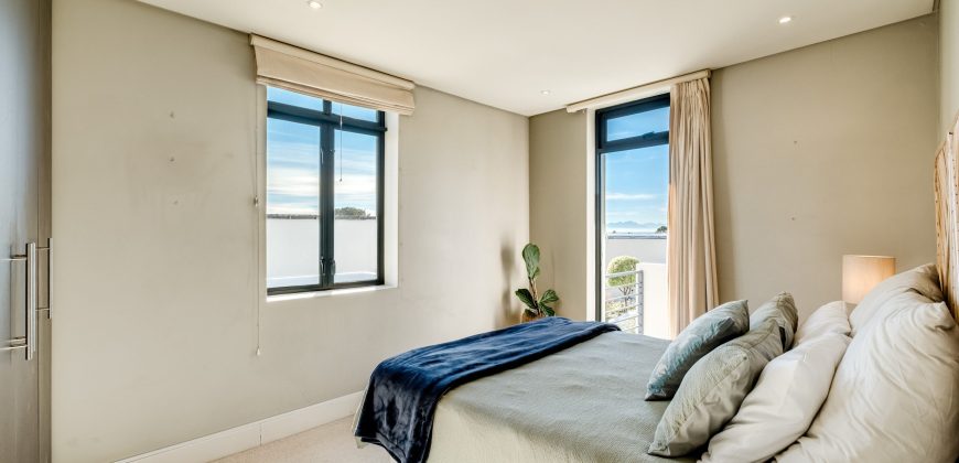 NORTH-FACING FOUR-BEDROOM TOWNHOUSE WITH TABLE MOUNTAIN VIEWS