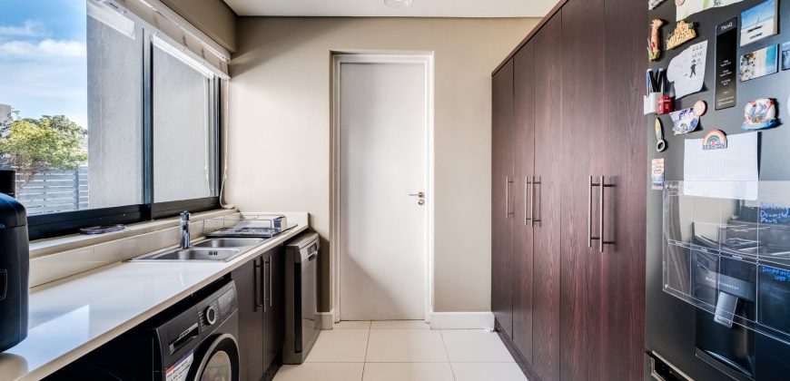 NORTH-FACING FOUR-BEDROOM TOWNHOUSE WITH TABLE MOUNTAIN VIEWS