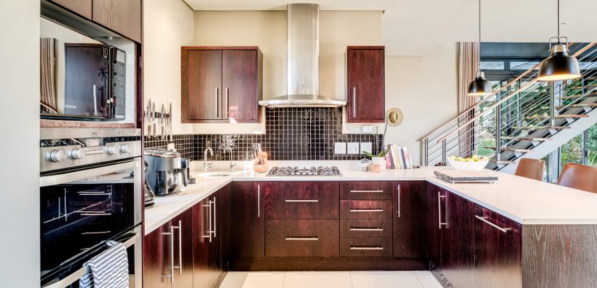 NORTH-FACING FOUR-BEDROOM TOWNHOUSE WITH TABLE MOUNTAIN VIEWS