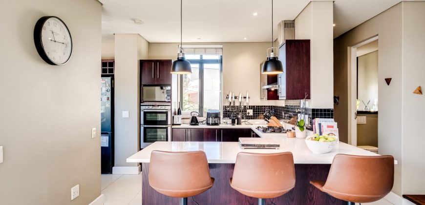 NORTH-FACING FOUR-BEDROOM TOWNHOUSE WITH TABLE MOUNTAIN VIEWS