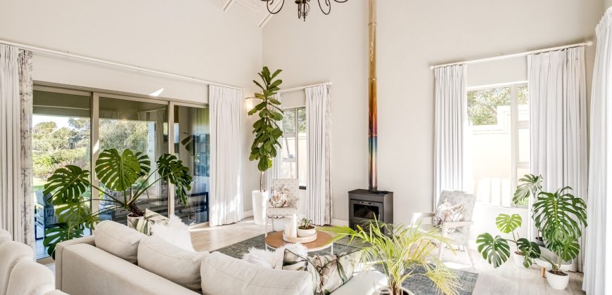 LUXURIOUS WATERFRONT LIVING IN LAKE MICHELLE – Exclusive Sole Mandate