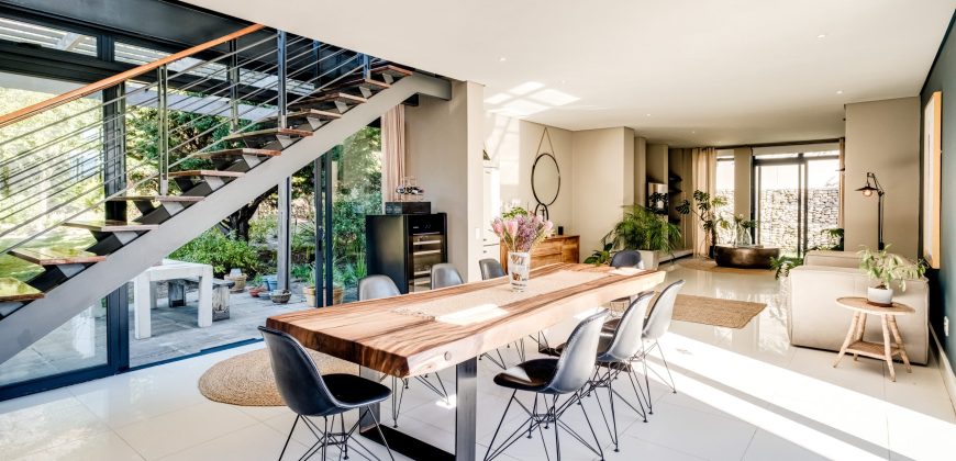 NORTH-FACING FOUR-BEDROOM TOWNHOUSE WITH TABLE MOUNTAIN VIEWS