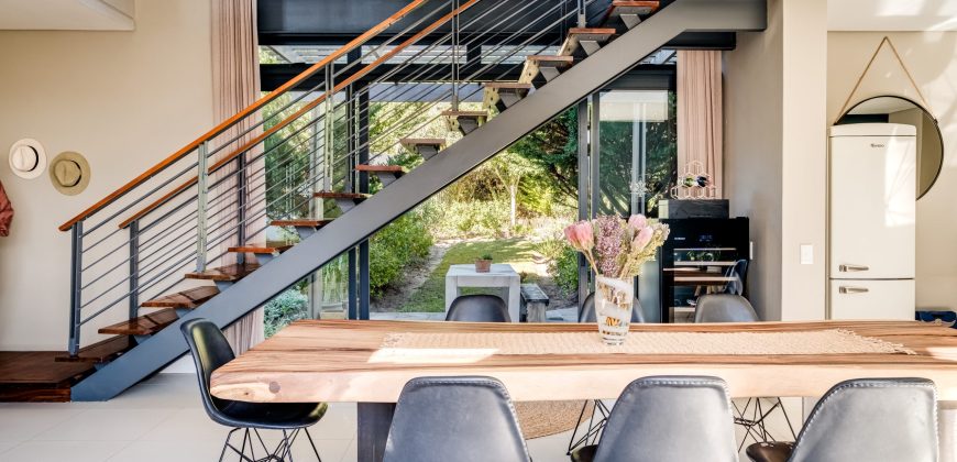 NORTH-FACING FOUR-BEDROOM TOWNHOUSE WITH TABLE MOUNTAIN VIEWS