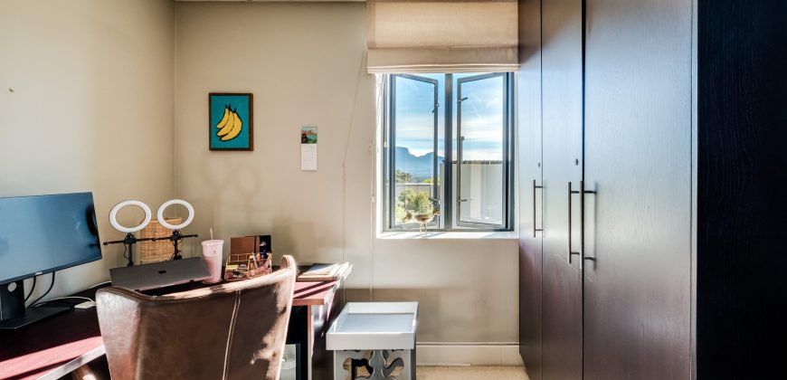 NORTH-FACING FOUR-BEDROOM TOWNHOUSE WITH TABLE MOUNTAIN VIEWS