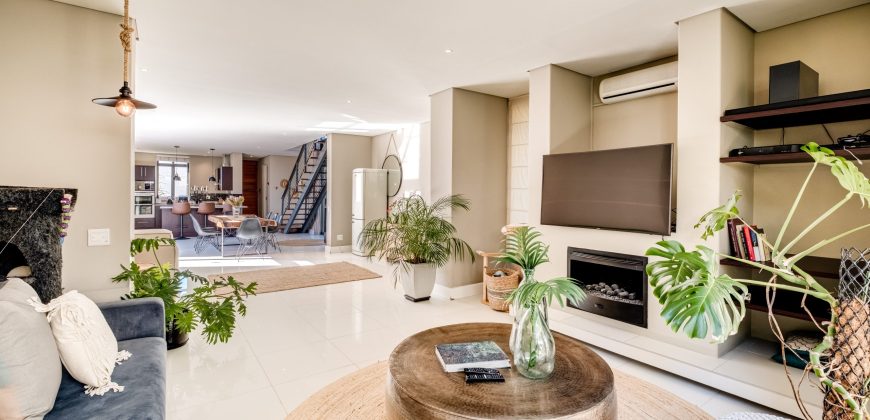 NORTH-FACING FOUR-BEDROOM TOWNHOUSE WITH TABLE MOUNTAIN VIEWS