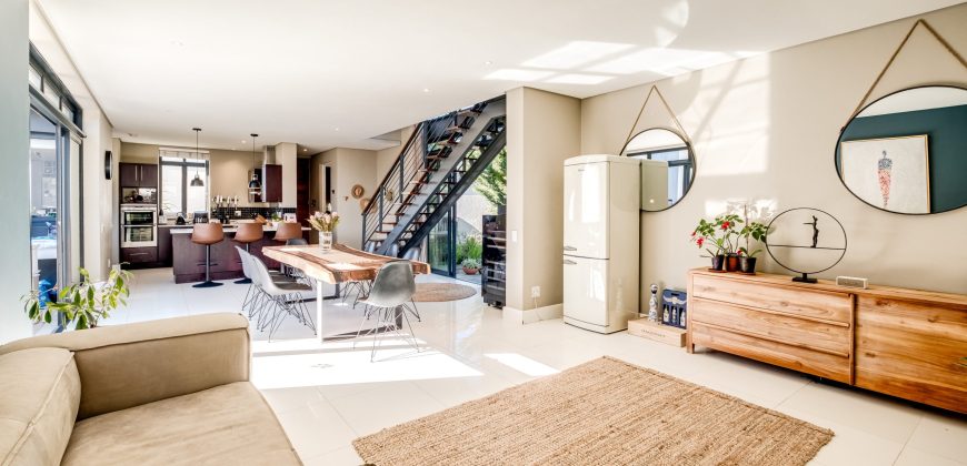 NORTH-FACING FOUR-BEDROOM TOWNHOUSE WITH TABLE MOUNTAIN VIEWS