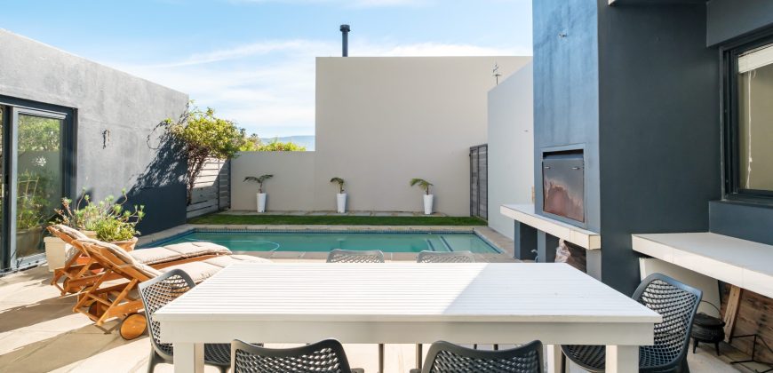 NORTH-FACING FOUR-BEDROOM TOWNHOUSE WITH TABLE MOUNTAIN VIEWS