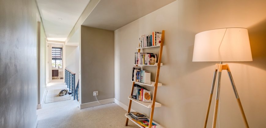 NORTH-FACING FOUR-BEDROOM TOWNHOUSE WITH TABLE MOUNTAIN VIEWS