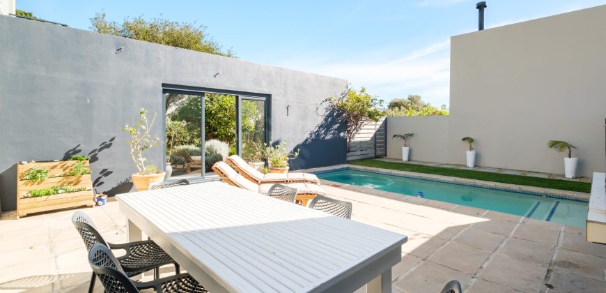 NORTH-FACING FOUR-BEDROOM TOWNHOUSE WITH TABLE MOUNTAIN VIEWS