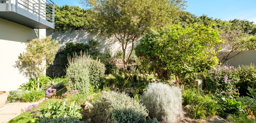 NORTH-FACING FOUR-BEDROOM TOWNHOUSE WITH TABLE MOUNTAIN VIEWS