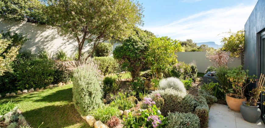 NORTH-FACING FOUR-BEDROOM TOWNHOUSE WITH TABLE MOUNTAIN VIEWS