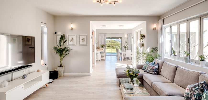 LUXURIOUS WATERFRONT LIVING IN LAKE MICHELLE – Exclusive Sole Mandate