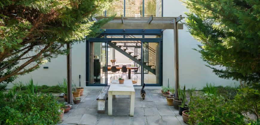 NORTH-FACING FOUR-BEDROOM TOWNHOUSE WITH TABLE MOUNTAIN VIEWS