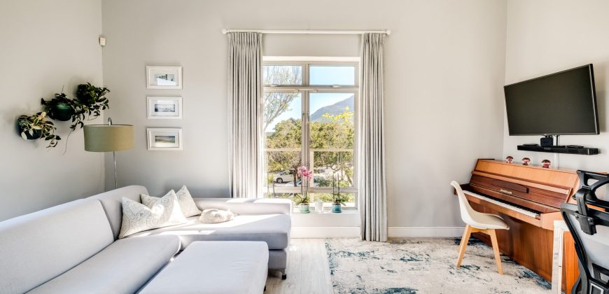 LUXURIOUS WATERFRONT LIVING IN LAKE MICHELLE – Exclusive Sole Mandate